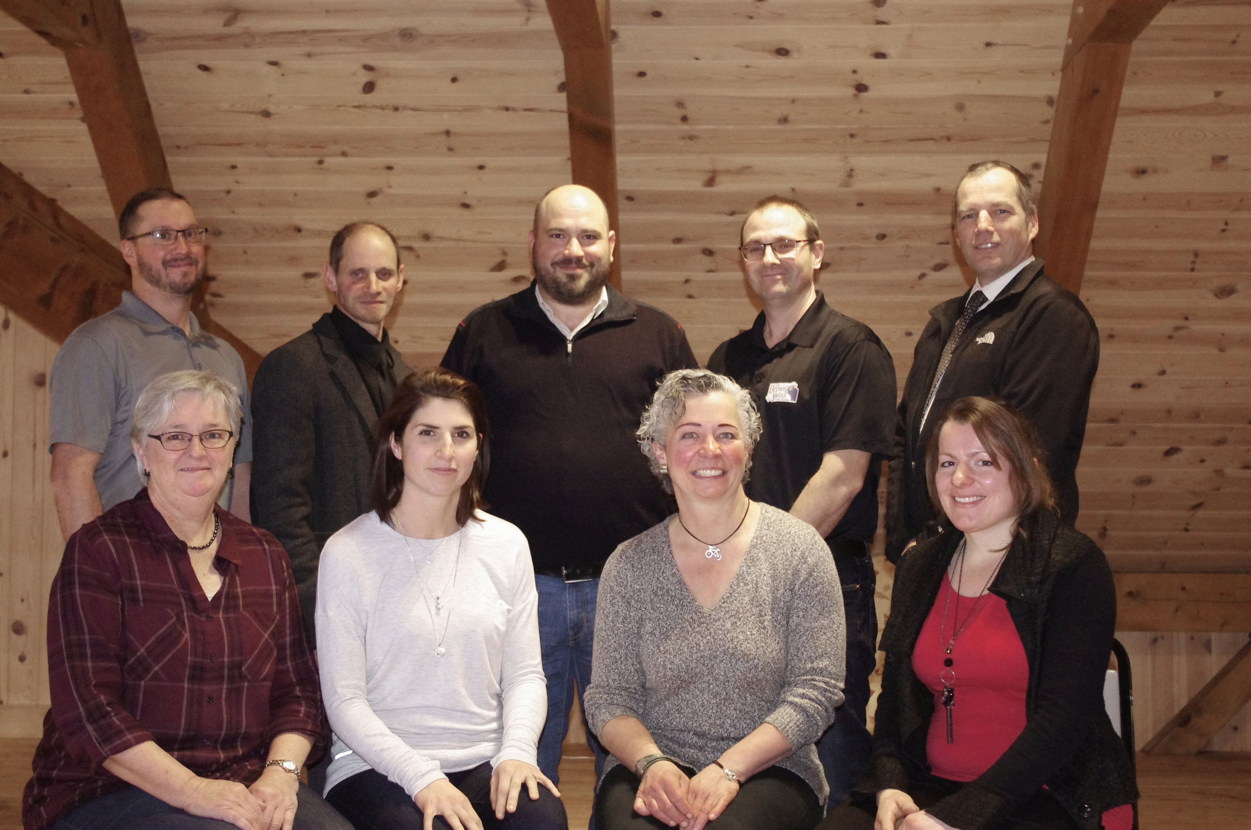 1ère rangée : Lise Desharnais, Josée Charron, Chantal Leclerc 1ère vice-présidente, Isabelle Dupré 2e rangée : Joé Desjardins, Sem Lehmann 2e vice-président, Dave Labrie président, Sylvain Boulanger, Serge Bilodeau conseiller technique